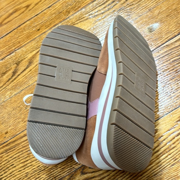 Naturalizer Remy Stretch style slip on sneaker. Suede and neoprene. Size 10. - Picture 8 of 13